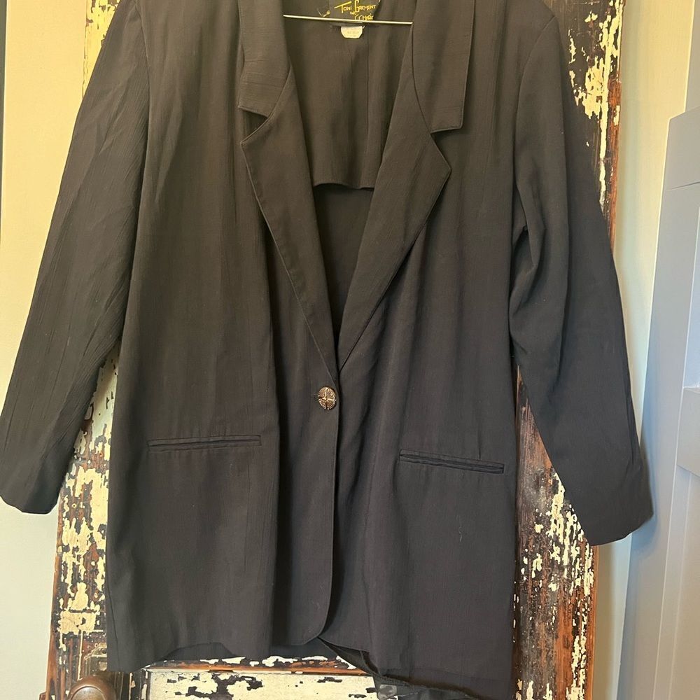 Women’s vintage Toni Garment for CC Magic poly Rayon black Blazer. Size Medium